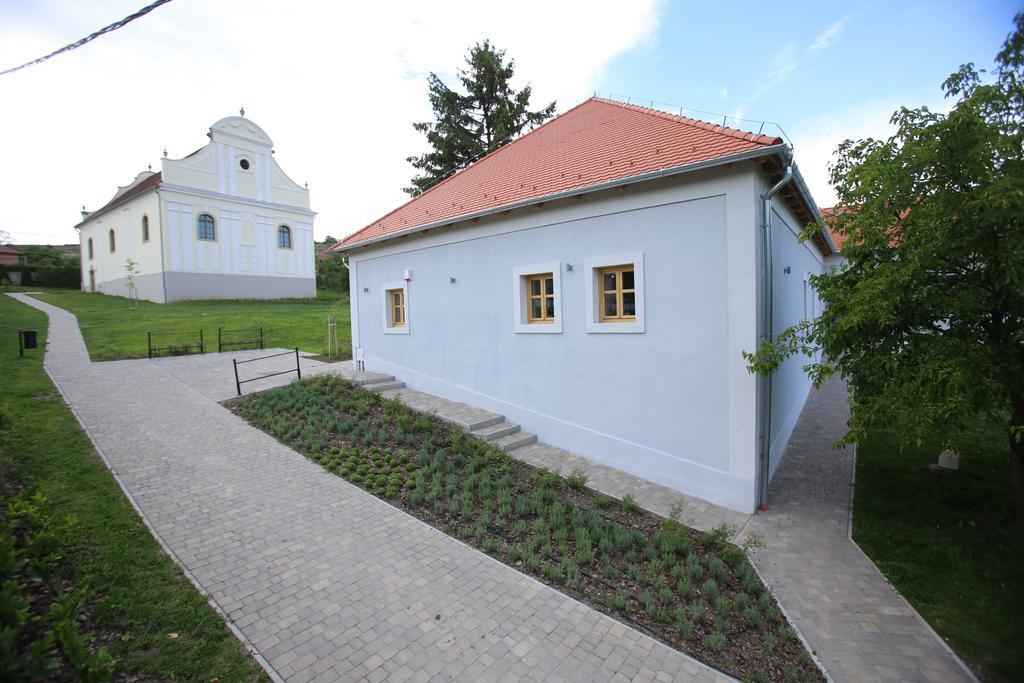 Csodarabbik Utja Fogado Mad Exterior photo